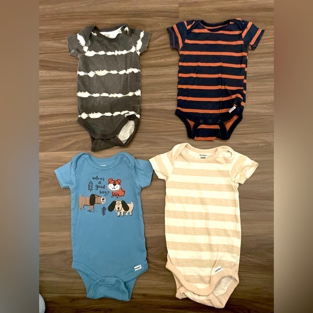 Gerber baby boy 4 piece bundle of multicolor onesies size 6-9 months